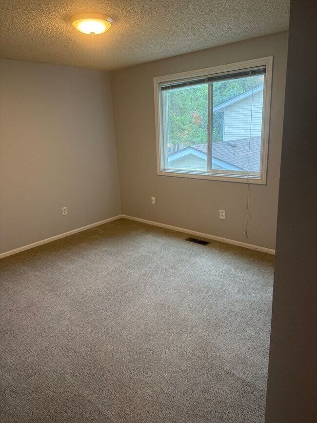 Building Photo - $3850.00 3 Bedroom 2.5 Bath Modern Style Home in Kirkland