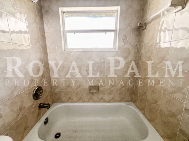 Building Photo - 1909 SW Santa Barbara Pl