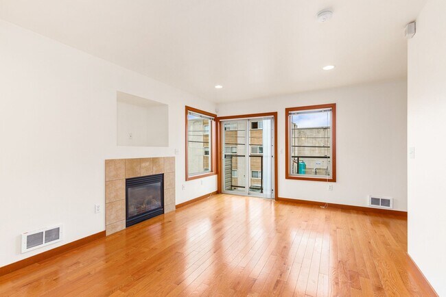 Building Photo - South Seattle 2 Bedroom 1.5 Bath Townhouse - 1 Car Garage