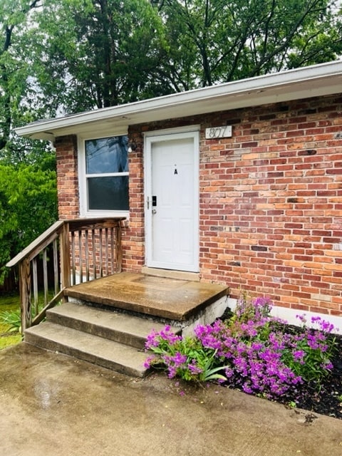 Building Photo - 2BR/1BA with washer and dryer included!