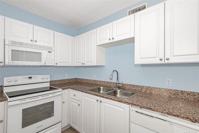 Building Photo - 7800 Collins Ave