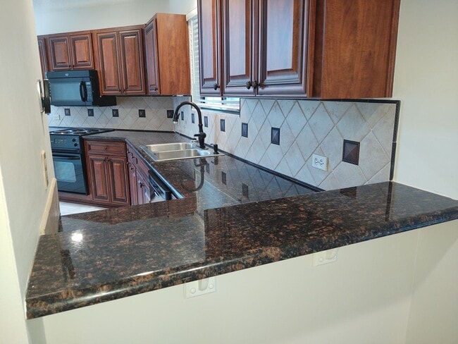 Building Photo - Gorgeous 3 bedroom 2 bath townhome with FL...