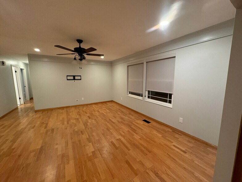 Building Photo - 992 Halcyon Dr
