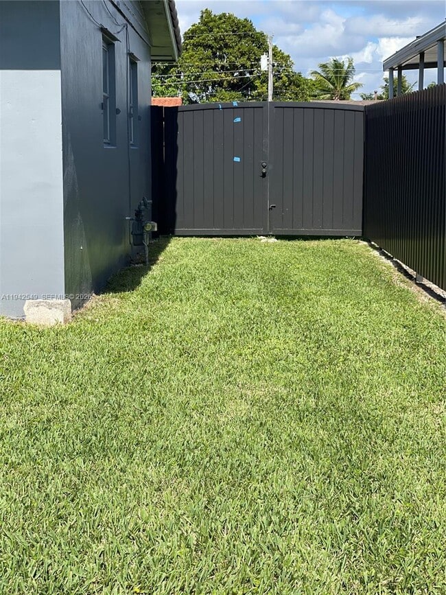 Building Photo - 11080 SW 62nd Terrace