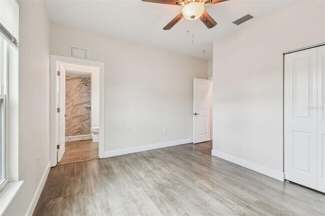 Building Photo - 650 E Tarpon Ave