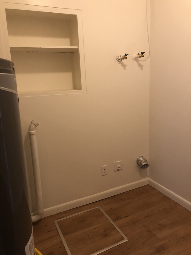 Mudroom/Laundry - 232 E Browning Ave