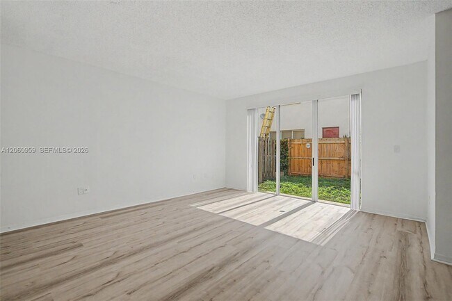 Building Photo - 975 NE 42nd Terrace