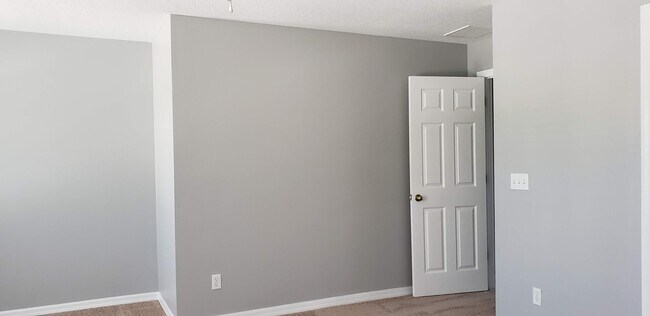 Building Photo - 4 Bedroom /2.5 bath Spacious Home In Sanfo...