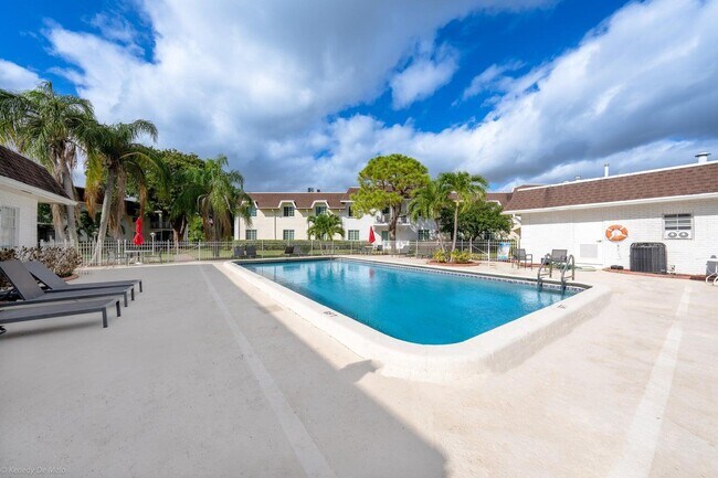 Building Photo - 708 SE 2nd Ave