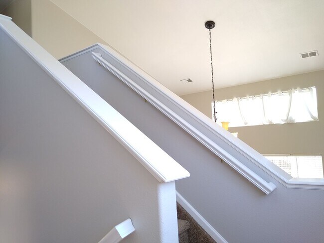 Building Photo - Gorgeous 2 Story 3 Bedroom 2.5 Baths in Da...
