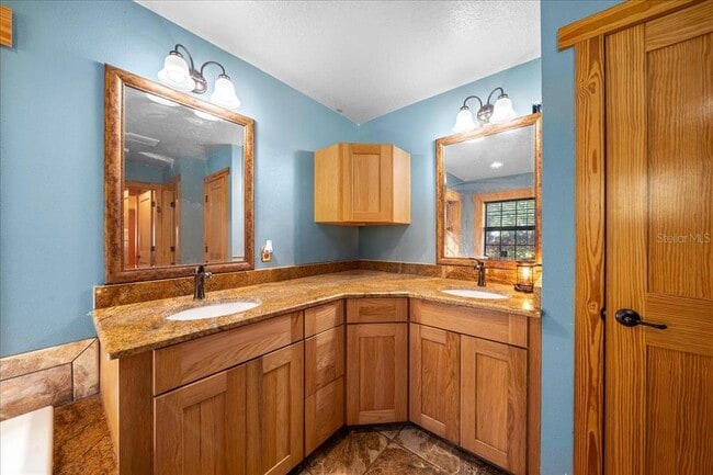 Building Photo - 3135 NE 49th St