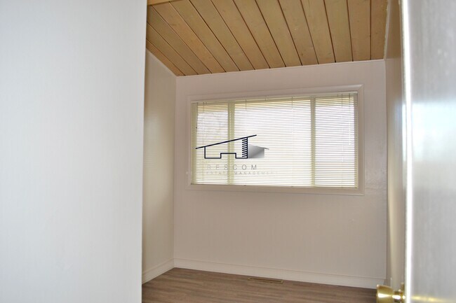 Building Photo - 170 N Van Buren Ave