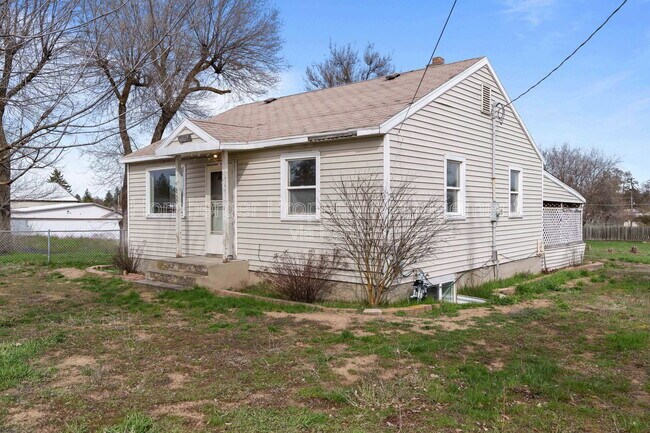 Building Photo - 6950 N Crestline St