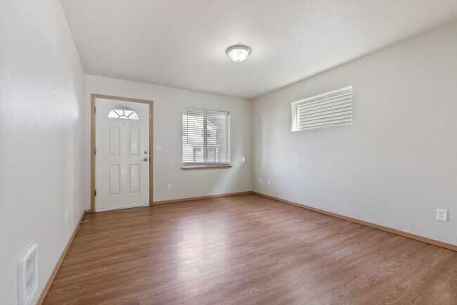 Building Photo - Beautiful 4bed/2.5bath - 1/2 OFF First months rent!