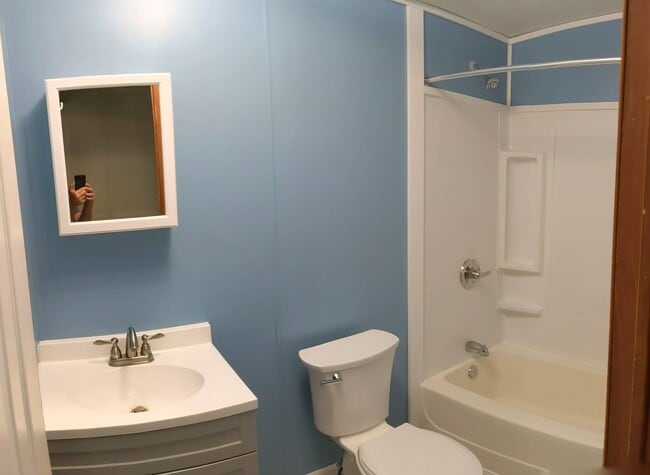 Building Photo - Great 3 Bedroom 2 Bath Home in quiet resid...