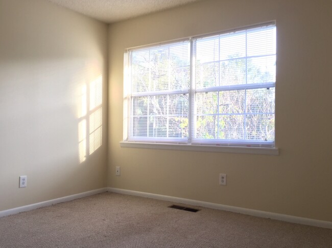 Building Photo - 2 Bed 1.5 Bath two story condo.