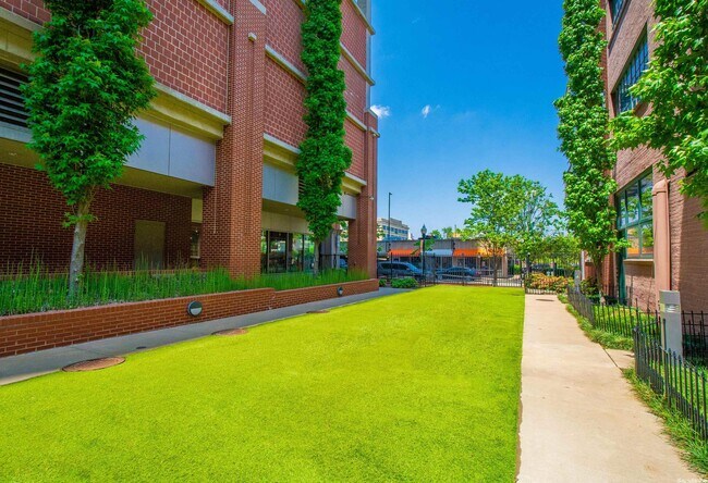 Building Photo - 315 Rock St