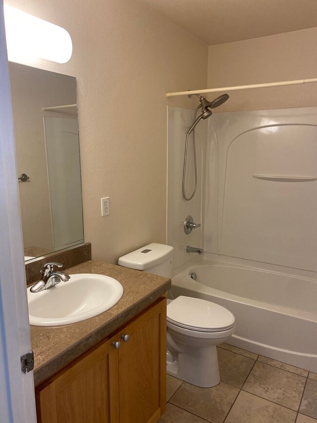 Building Photo - Cute and Trendy 2 Bedroom, 2.5 Bathroom To...