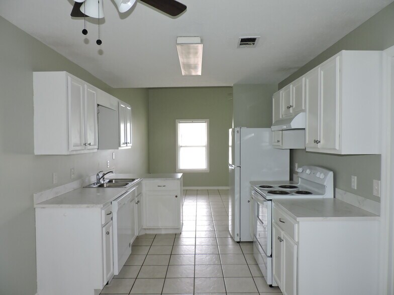 Building Photo - 5931 Pinetree Ave