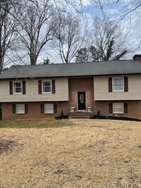 Building Photo - Wonderful 3 Bedroom Split Level Home In Sa...
