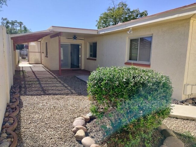 Building Photo - 2192 E Balboa Dr