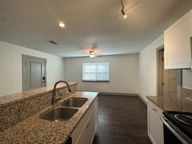 Building Photo - 4633 Fairmount St