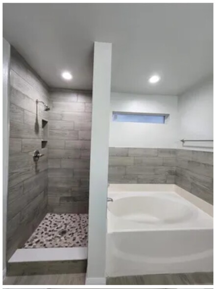 Separate Shower and Tub - 505 Monarch Dr