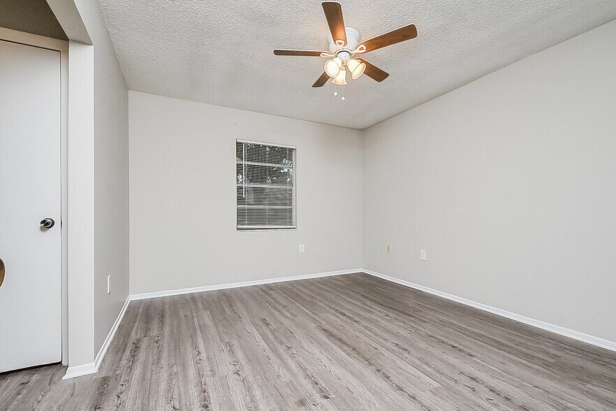 Building Photo - 3412 Groveview Dr