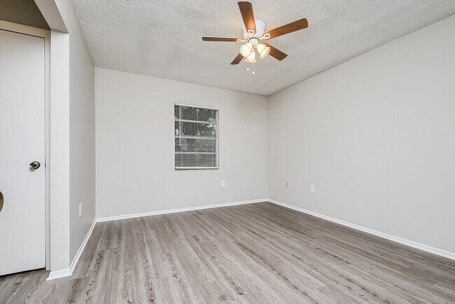 Building Photo - 3412 Groveview Dr