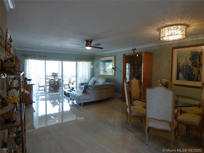 Building Photo - 1523 E Hillsboro Blvd