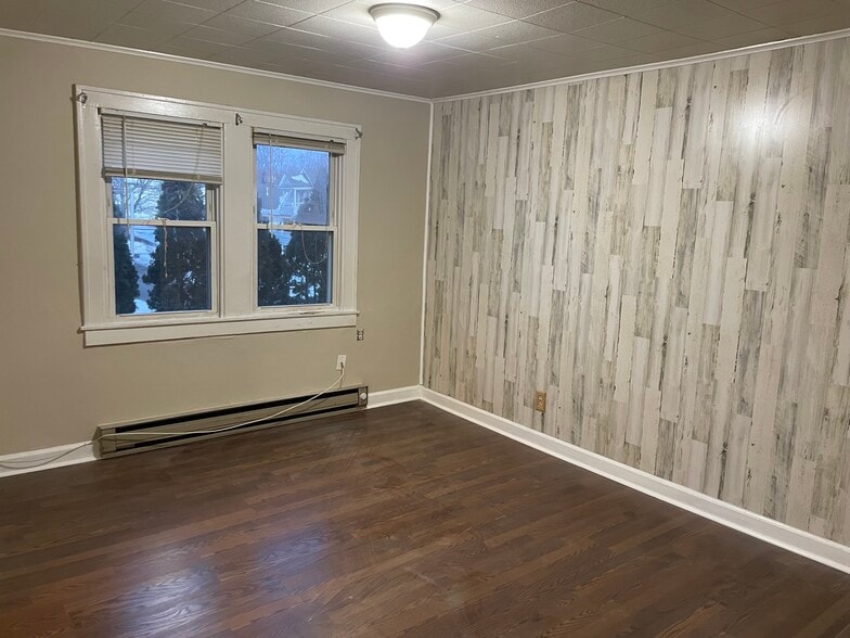 Living room - 42 Beach Ave