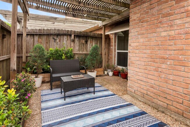 Building Photo - 10328 Briar Forest Dr