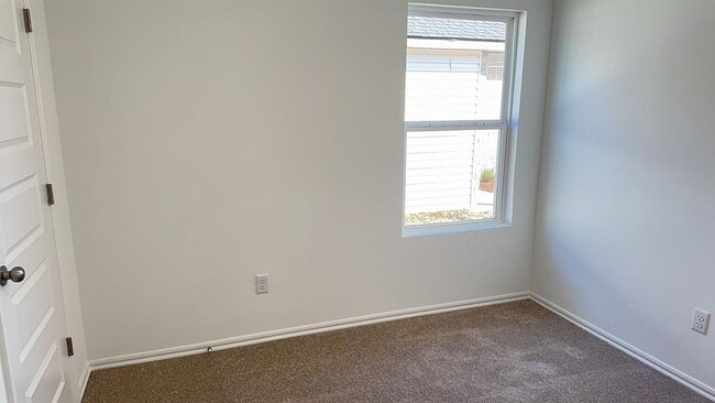 Building Photo - 3305 Little Creek Dr