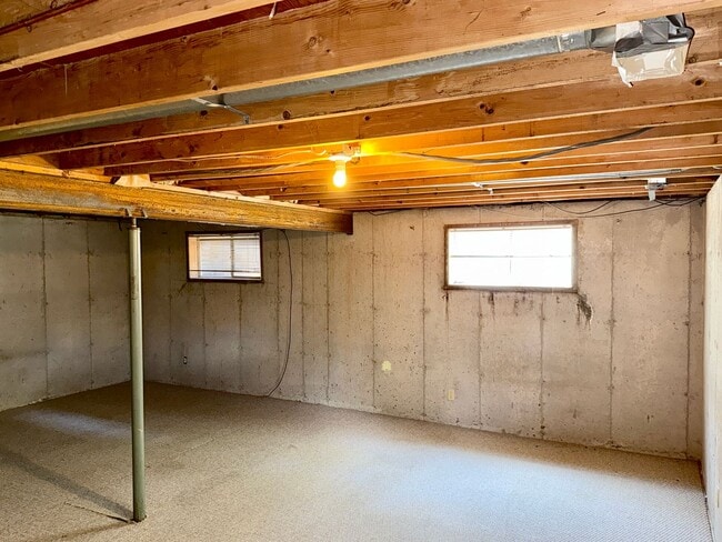 Building Photo - 3 Bedroom 2 1/2 Bath Home Nestled on a Qui...