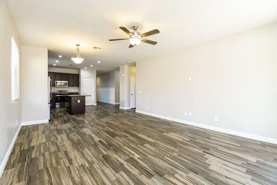 Building Photo - 1700 W Loemann Dr