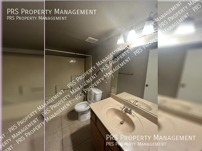 Building Photo - 925 S Longmore