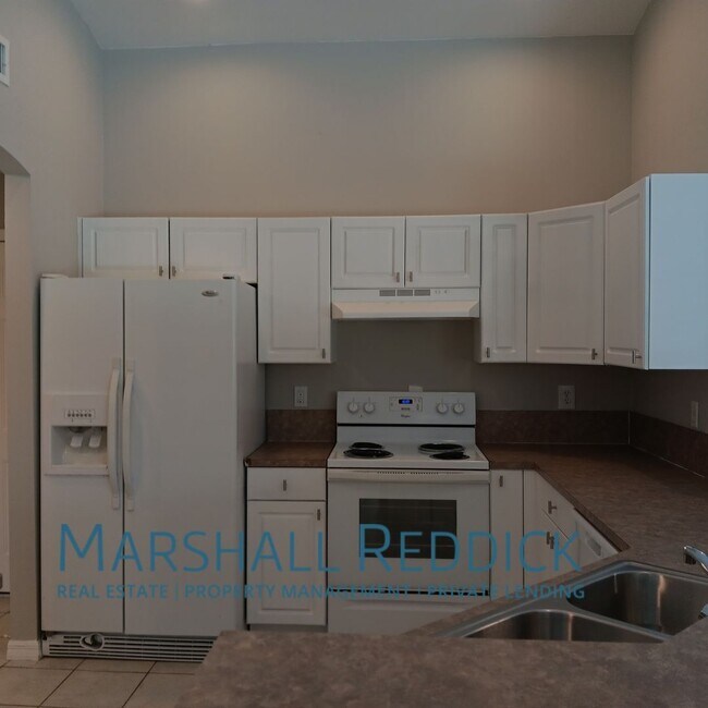 Building Photo - Pool Home 3 Bedroom,with a Den 2 Bath in d...