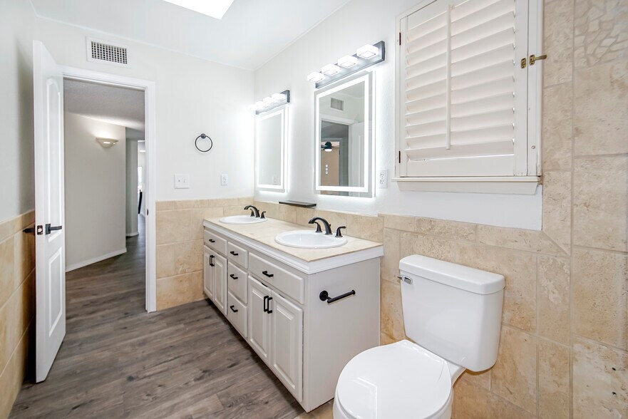 Building Photo - 6529 Jim de Groat Dr