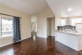 Building Photo - 450 Elm Dr