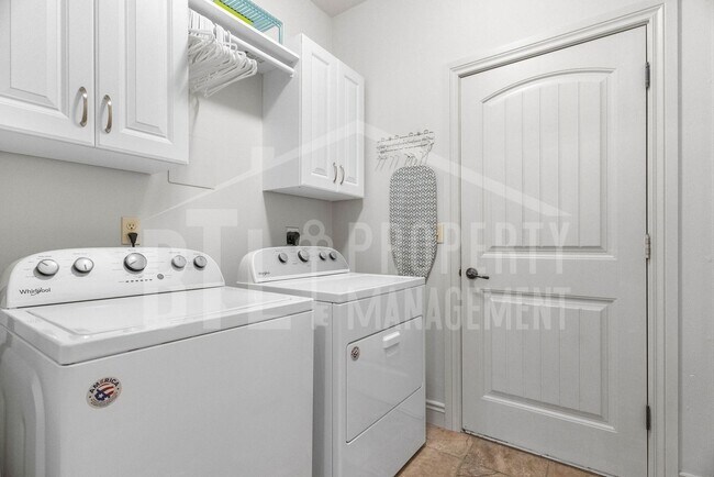Building Photo - 3 Bedroom/2 Bath Duplex in Stonebridge Vil...