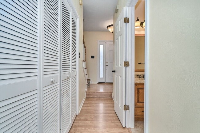 Building Photo - 625 Creekwood Dr