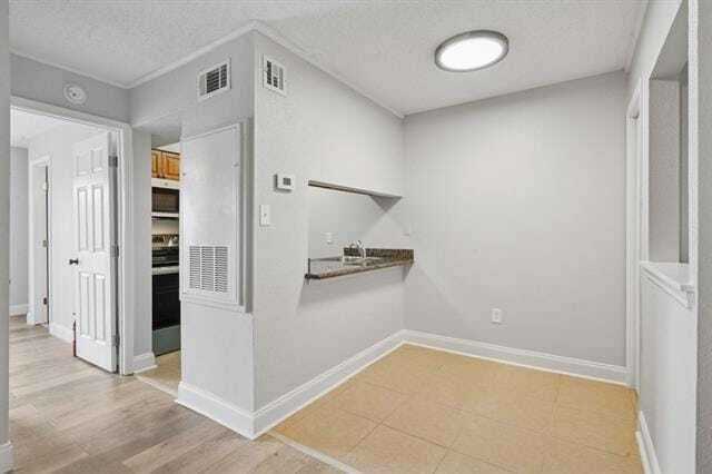 Building Photo - 2330 Edenborn Ave