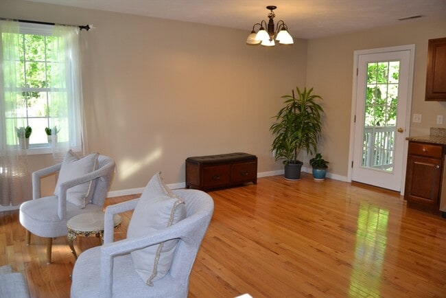 Building Photo - 63 Crestwood Dr