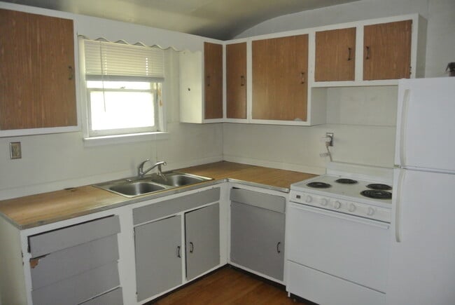 Building Photo - 2 Bedroom House!