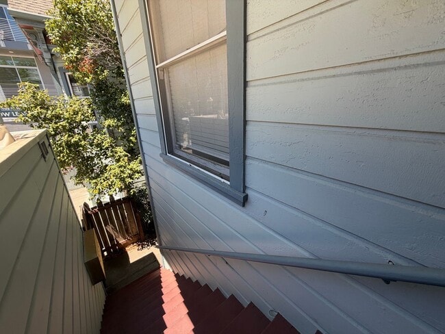 Building Photo - Updated & Spacious 1-Bedroom Apartment in Downtown Sacramento – Prime J Street Location