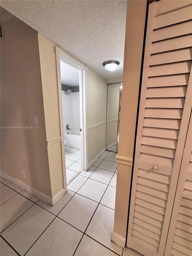 Building Photo - 430 Commodore Dr