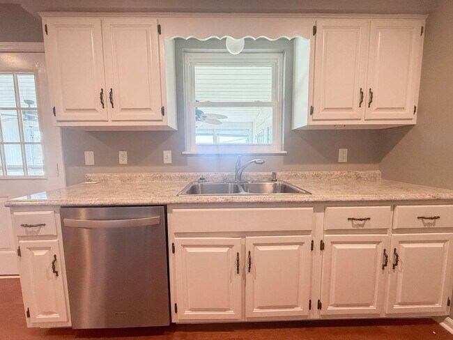 Building Photo - Pet-Friendly 3-Bedroom Home with Fenced Yard, Sun Room & Utilities Included