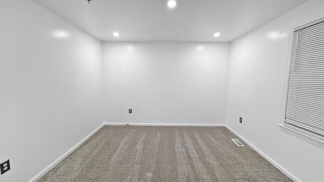 Building Photo - 2302 Old Fort Hills Dr