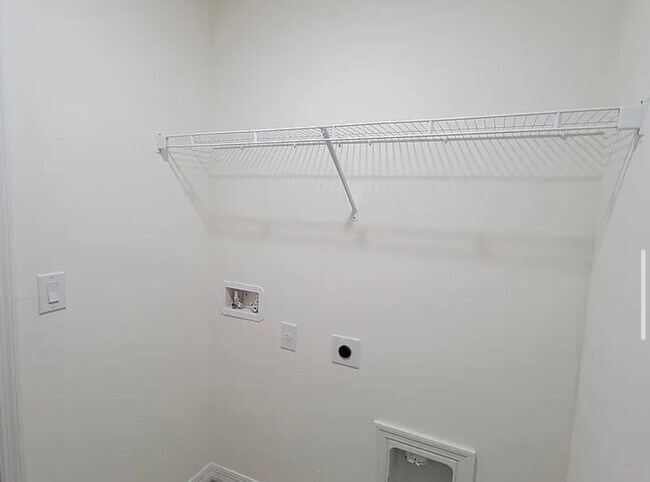 Building Photo - Modern & Spacious 4 Bed, 2 Bath Home COMIN...