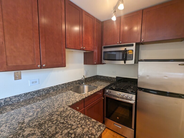 Building Photo - 630 W Wrightwood Ave